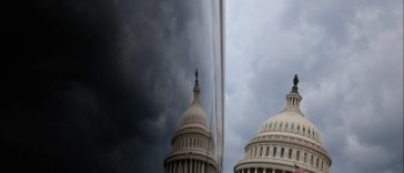 Senatorii americani decid în unanimitate, printr-o rezoluţie, să-şi suspende plata lefurilor pe timpul paraliziilor bugetare, ”o problemă de sacrificiu comun”