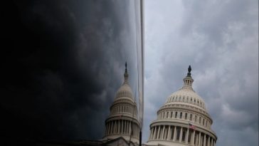 Senatorii americani decid în unanimitate, printr-o rezoluţie, să-şi suspende plata lefurilor pe timpul paraliziilor bugetare, ”o problemă de sacrificiu comun”