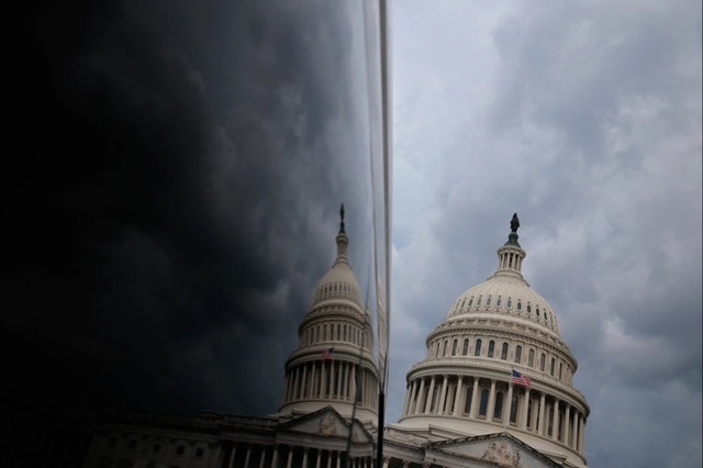Senatorii americani decid în unanimitate, printr-o rezoluţie, să-şi suspende plata lefurilor pe timpul paraliziilor bugetare, ”o problemă de sacrificiu comun”