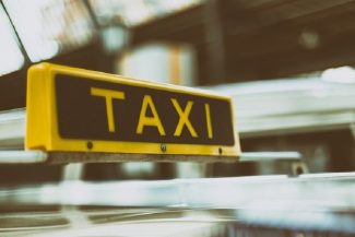 Bucureşti: Taximetrist, suspectat că a furat telefonul unui client şi, cu ajutorul a doi complici, a deblocat dispozitivul, făcând tranzacţii de 15.000 de lei