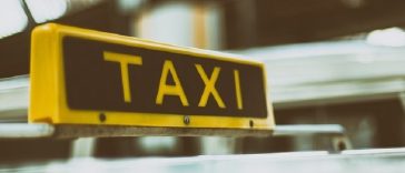 Bucureşti: Taximetrist, suspectat că a furat telefonul unui client şi, cu ajutorul a doi complici, a deblocat dispozitivul, făcând tranzacţii de 15.000 de lei