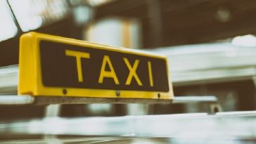 Bucureşti: Taximetrist, suspectat că a furat telefonul unui client şi, cu ajutorul a doi complici, a deblocat dispozitivul, făcând tranzacţii de 15.000 de lei