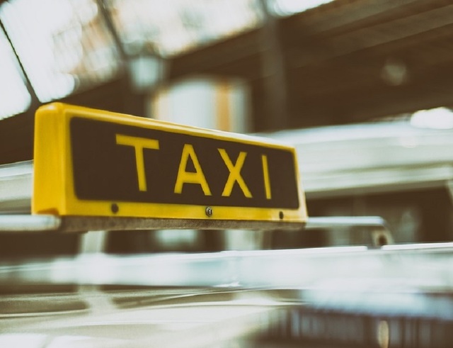 Bucureşti: Taximetrist, suspectat că a furat telefonul unui client şi, cu ajutorul a doi complici, a deblocat dispozitivul, făcând tranzacţii de 15.000 de lei