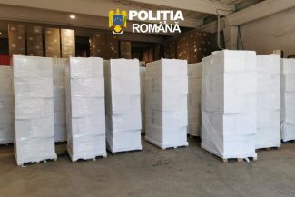 Arad: Ţigări de contrabandă în valoare de peste un milion de euro, confiscate de poliţişti dintr-un camion pe A1/ Şoferul, reţinut