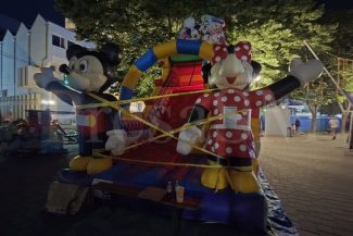 Un copil de 2 ani a murit după un incident pe un tobogan gonflabil, la Zilele Oraşului Satu Mare / Primăria anunţă că au fost oprite toate caruselele şi locurile de joacă
