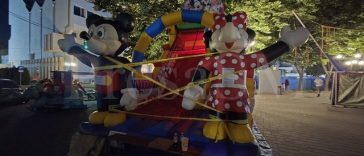 Un copil de 2 ani a murit după un incident pe un tobogan gonflabil, la Zilele Oraşului Satu Mare / Primăria anunţă că au fost oprite toate caruselele şi locurile de joacă