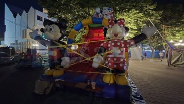 Un copil de 2 ani a murit după un incident pe un tobogan gonflabil, la Zilele Oraşului Satu Mare / Primăria anunţă că au fost oprite toate caruselele şi locurile de joacă