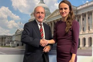 Ţoiu: Preşedintele Comitetului pentru relaţii externe al Senatului american a reafirmat răspicat importanţa responsabilităţii comune pentru spaţiul aliat/ Nu alegem vremurile pe care le trăim, dar alegem cum le răspundem. Iar solidaritatea este cheie