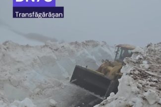 Drumarii anunţă că acţiunea de deszăpezire a Transfăgărăşanului a ajuns în cel mai dificil punct, unde stratul de zăpadă are peste cinci metri grosime şi sunt bolovani aduşi de avalanşe – VIDEO