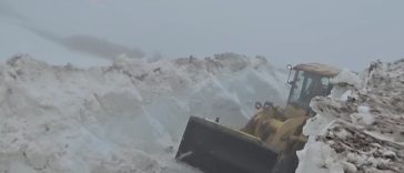 Drumarii anunţă că acţiunea de deszăpezire a Transfăgărăşanului a ajuns în cel mai dificil punct, unde stratul de zăpadă are peste cinci metri grosime şi sunt bolovani aduşi de avalanşe – VIDEO