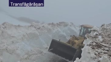 Drumarii anunţă că acţiunea de deszăpezire a Transfăgărăşanului a ajuns în cel mai dificil punct, unde stratul de zăpadă are peste cinci metri grosime şi sunt bolovani aduşi de avalanşe – VIDEO