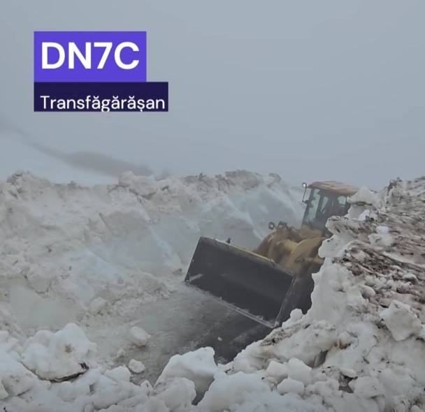 Drumarii anunţă că acţiunea de deszăpezire a Transfăgărăşanului a ajuns în cel mai dificil punct, unde stratul de zăpadă are peste cinci metri grosime şi sunt bolovani aduşi de avalanşe – VIDEO