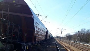 O persoană s-a urcat pe un tren, în Gara Buşteni, şi s-a electrocutat / Se aşteaptă o drezină pentru a scoate trenul de sub tensiune, abia apoi putând interveni medicii