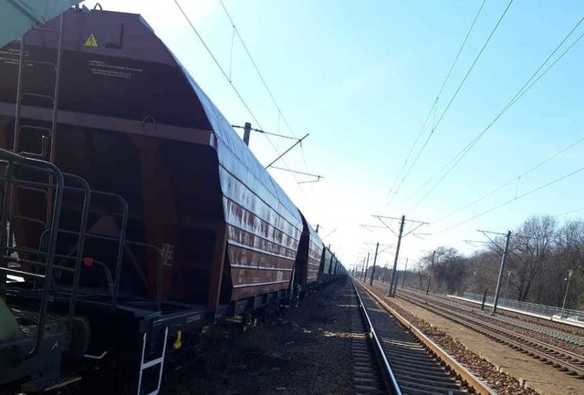 O persoană s-a urcat pe un tren, în Gara Buşteni, şi s-a electrocutat / Se aşteaptă o drezină pentru a scoate trenul de sub tensiune, abia apoi putând interveni medicii