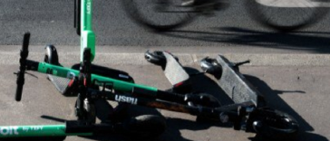 Încă un accident în care un adolescent care circula pe o trotinetă a fost rănit – O fată de 14 ani, care circula pe DN 14, ar fi virat fără să se asigure, intrând într-o maşină