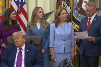 Trump adoarme din nou, în Biroul Oval, la un eveniment consacrat sănătăţii mamei