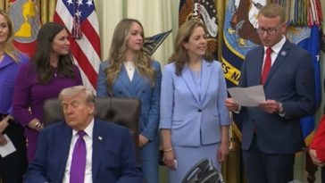 Trump adoarme din nou, în Biroul Oval, la un eveniment consacrat sănătăţii mamei