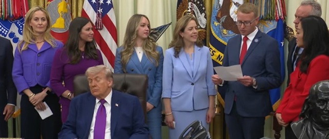 Trump adoarme din nou, în Biroul Oval, la un eveniment consacrat sănătăţii mamei