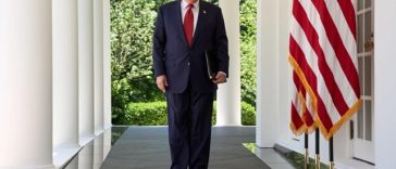 Trump anunţă un armistiţiu de trei zile, începând de sâmbătă, şi un schimb de câte 1.000 de prizonieri între Rusia şi Ucraina. ”Să sperăm că ăsta e începutul sfârşitului unui război foarte lung, sângeros şi greu”. Zelenski ”autorizează” prin decret defila