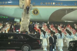 Donald Trump soseşte la Beijing pentru a se întâlni cu omologul său chinez Xi Jinping