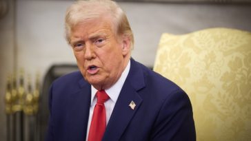 Donald Trump anunţă majorarea cu 25% a taxelor vamale pentru autoturismele şi camioanele europene care intră în Statele Unite