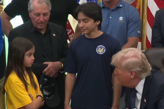 “Poate că ar fi mai bine să joci fotbal!” Donald Trump i-a spus unei fetiţe că este prea mică pentru a juca volei – VIDEO