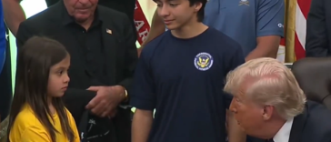 “Poate că ar fi mai bine să joci fotbal!” Donald Trump i-a spus unei fetiţe că este prea mică pentru a juca volei – VIDEO