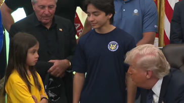 “Poate că ar fi mai bine să joci fotbal!” Donald Trump i-a spus unei fetiţe că este prea mică pentru a juca volei – VIDEO
