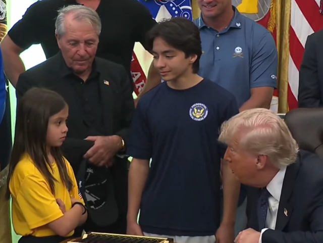 “Poate că ar fi mai bine să joci fotbal!” Donald Trump i-a spus unei fetiţe că este prea mică pentru a juca volei – VIDEO
