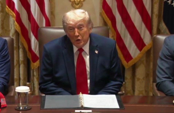 Poziţia lui Trump se radicalizează. El susţine că nu se grăbeşte să încheie un acord cu Iranul pentru că „nu-i pasă” de alegerile de la jumătatea mandatului. Şeful Casei Albe avertizează Omanul să nu se amestece în chestiunea Ormuz