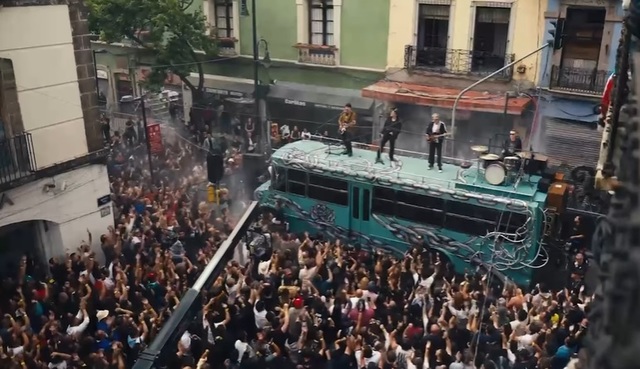 U2 a filmat pe străzile din Ciudad de Mexico videoclipul single-ului lor „Street of Dreams”/ VIDEO