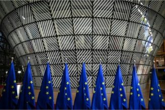Uniunea Europeană îl convoacă pe însărcinatul rus cu afaceri în urma unor ameninţări cu privire la diplomaţii de la Kiev. Bruxellesul denunţă ”o escaladare inacceptabilă” şi anunţă că Delegaţia UE rămâne în capitala Ucrainei