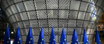 Uniunea Europeană îl convoacă pe însărcinatul rus cu afaceri în urma unor ameninţări cu privire la diplomaţii de la Kiev. Bruxellesul denunţă ”o escaladare inacceptabilă” şi anunţă că Delegaţia UE rămâne în capitala Ucrainei