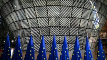 Uniunea Europeană îl convoacă pe însărcinatul rus cu afaceri în urma unor ameninţări cu privire la diplomaţii de la Kiev. Bruxellesul denunţă ”o escaladare inacceptabilă” şi anunţă că Delegaţia UE rămâne în capitala Ucrainei