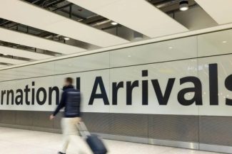 Imigraţia netă în Regatul Unit a scăzut cu jumătate în 2025, anunţă ONS. Guvernul se angajează să pună capăt dependenţei regatului de forţa de muncă ieftină