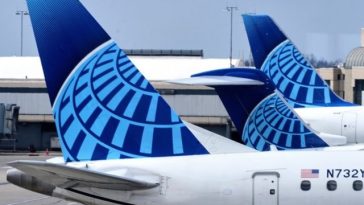 Un pilot al companiei aeriene americane United Airlines anunţă controlori aerieni că crede a lovit o dronă ”roşie”, ”strălucitotoare” deasupra oraşului San Diego. Mentenanţa nu a constatat nicio pagubă, după o aterizare în siguranţă, anunţă compania