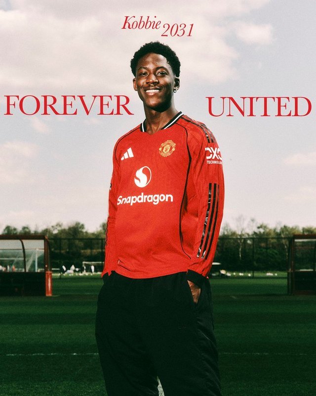 Manchester United: Kobbie Mainoo şi-a prelungit contractul până în 2031