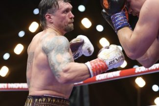 Box: Oleksandr Usyk l-a învins pe Rico Verhoeven şi îşi păstrează centurile la categoria grea. Meciul s-a desfăşurat la piramide, în Egipt – VIDEO