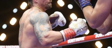 Box: Oleksandr Usyk l-a învins pe Rico Verhoeven şi îşi păstrează centurile la categoria grea. Meciul s-a desfăşurat la piramide, în Egipt – VIDEO