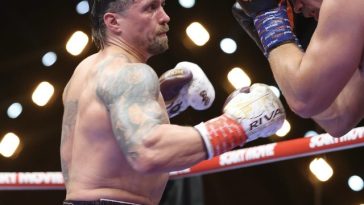 Box: Oleksandr Usyk l-a învins pe Rico Verhoeven şi îşi păstrează centurile la categoria grea. Meciul s-a desfăşurat la piramide, în Egipt – VIDEO