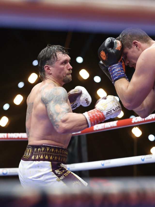 Box: Oleksandr Usyk l-a învins pe Rico Verhoeven şi îşi păstrează centurile la categoria grea. Meciul s-a desfăşurat la piramide, în Egipt – VIDEO