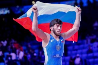 Luptătorii ruşi şi belaruşi pot concura sub steagurile lor naţionale, anunţă United World Wrestling