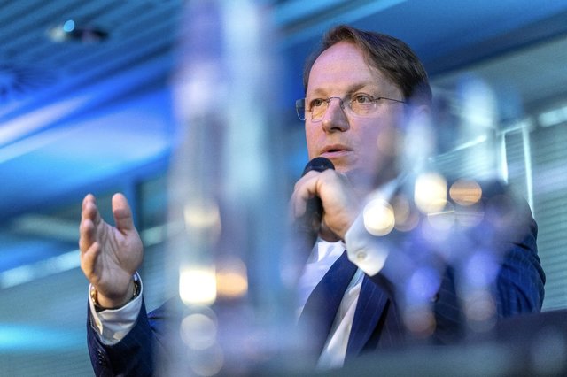 Nicio „breşă de securitate”, conchide ancheta UE în privinţa comisarului maghiar Oliver Varhelyi
