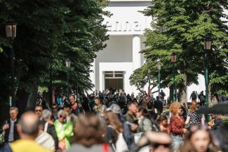 Juriul Bienalei de la Veneţia a demisionat în bloc din cauza participării Rusiei şi Israelului/ Organizatorii vor decerna premiile în noiembrie