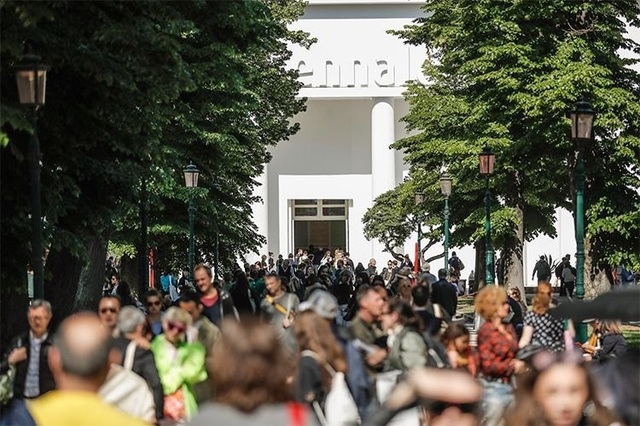 Juriul Bienalei de la Veneţia a demisionat în bloc din cauza participării Rusiei şi Israelului/ Organizatorii vor decerna premiile în noiembrie