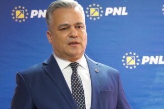 Prim-vicepreşedintele PNL Adrian Veştea: PNL trebuie să se reaşeze la masa negocierilor cu partidele proeuropene şi să identifice soluţii pentru a continua guvernarea / Datoria noastră nu este să ne retragem demonstrativ