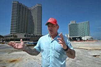 Un antreprenor american, Vic Mellor, un fost puşcaş marin care candidează în alegerile din noiembrie din partea republicanilor, se întâlneşte cu nepotul lui Raul Castro pentru a discuta despre afaceri