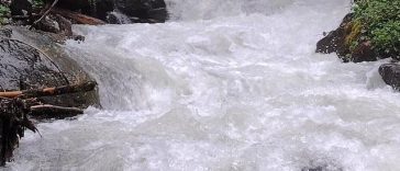 Turiştii care merg la munte, în Braşov, sfătuiţi să evite deplasările pe văile nordice din Munţii Făgăraş, unde se pot produce viituri, în urma ploilor torenţiale