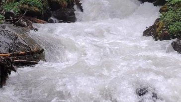 Turiştii care merg la munte, în Braşov, sfătuiţi să evite deplasările pe văile nordice din Munţii Făgăraş, unde se pot produce viituri, în urma ploilor torenţiale