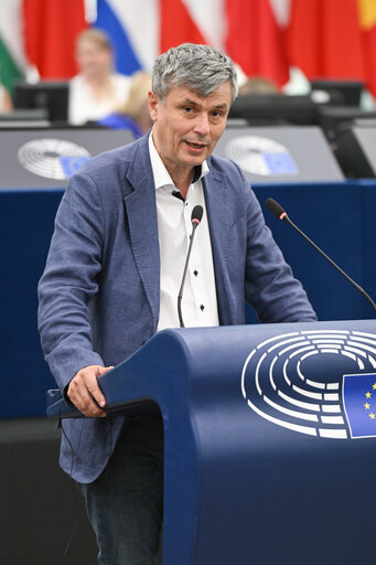 Europarlamentarul PNL Virgil Popescu a primit injurii după ce a scris pe Facebook: Avem nevoie de un cordon sanitar democratic care să împiedice accederea AUR în Guvernul României / Un motiv – girează violenţa, sub toate formele, a comentat el ulterior